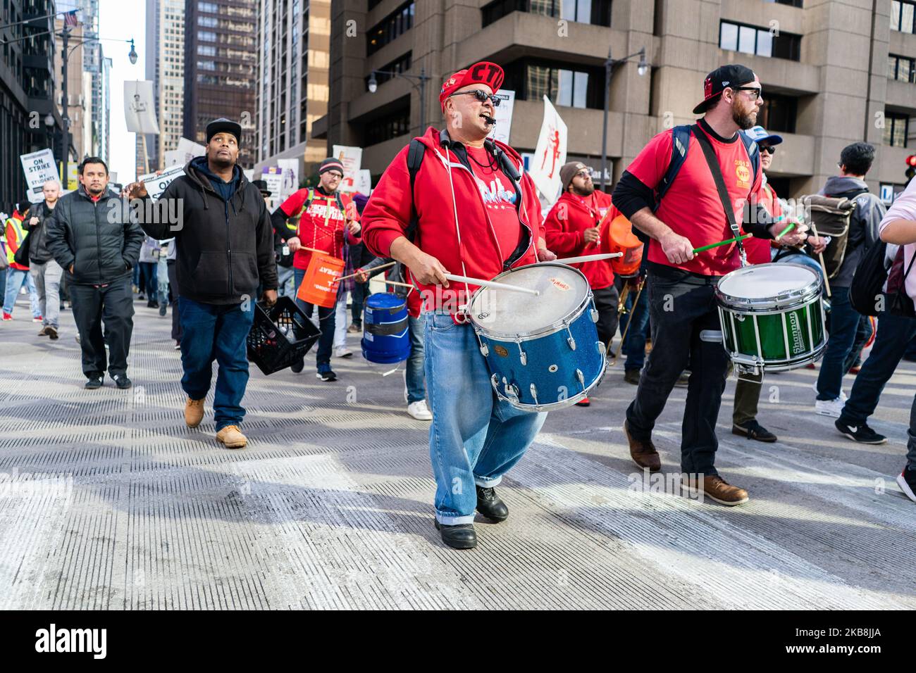 Les enseignants en grève des écoles publiques de Chicago et d'autres membres du personnel syndiqués et leurs supporters défilent dans la boucle le deuxième jour de leur grève sur 18 octobre 2019 à Chicago. Le Chicago Teachers Union a annoncé aujourd'hui qu'ils sont encore en négociation de contrat avec la ville qui entre dans le week-end. (Photo de Max Herman/NurPhoto) Banque D'Images