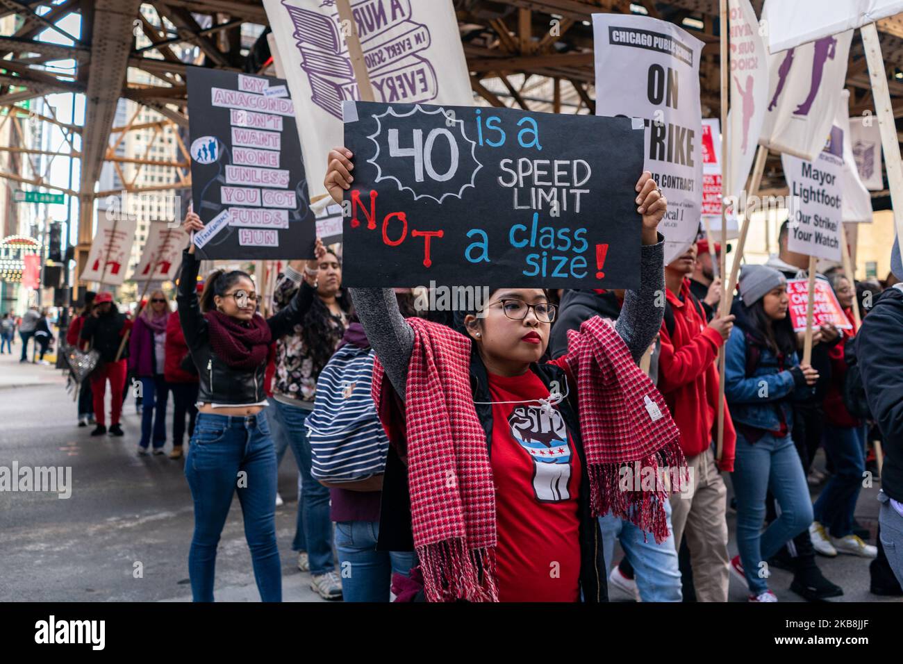 Les enseignants en grève des écoles publiques de Chicago et d'autres membres du personnel syndiqués et leurs supporters défilent dans la boucle le deuxième jour de leur grève sur 18 octobre 2019 à Chicago. Le Chicago Teachers Union a annoncé aujourd'hui qu'ils sont encore en négociation de contrat avec la ville qui entre dans le week-end. (Photo de Max Herman/NurPhoto) Banque D'Images
