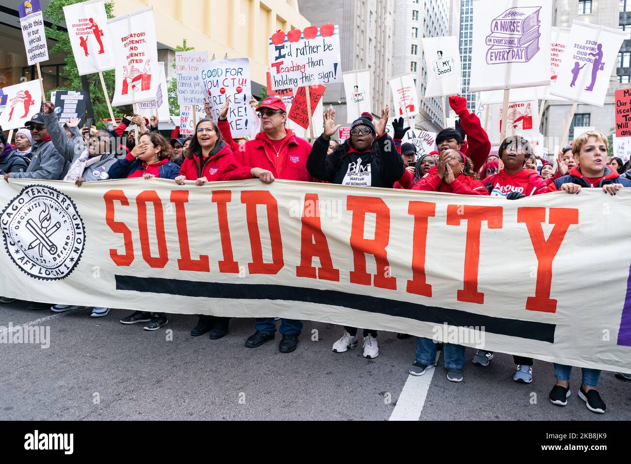 Les enseignants en grève des écoles publiques de Chicago et d'autres membres du personnel syndiqués et leurs supporters défilent dans la boucle le deuxième jour de leur grève sur 18 octobre 2019 à Chicago. Le Chicago Teachers Union a annoncé aujourd'hui qu'ils sont encore en négociation de contrat avec la ville qui entre dans le week-end. (Photo de Max Herman/NurPhoto) Banque D'Images