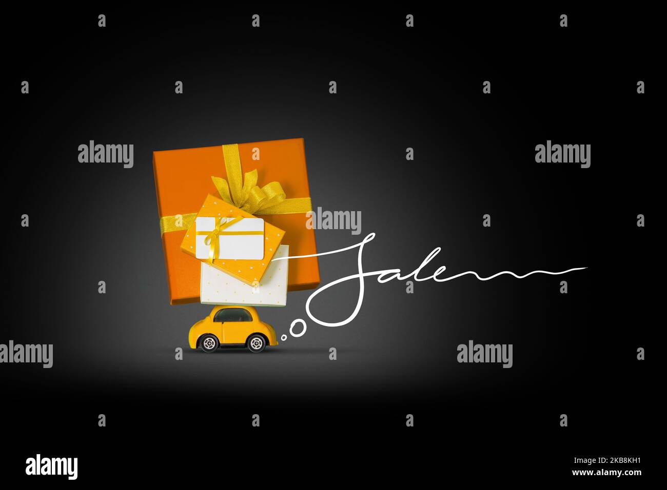 Contexte pour la vente du Vendredi fou, petite voiture jaune porte sur le toit de nombreux achats et cadeaux lettering Vente. Toile de fond minimaliste solde promotion pos Banque D'Images