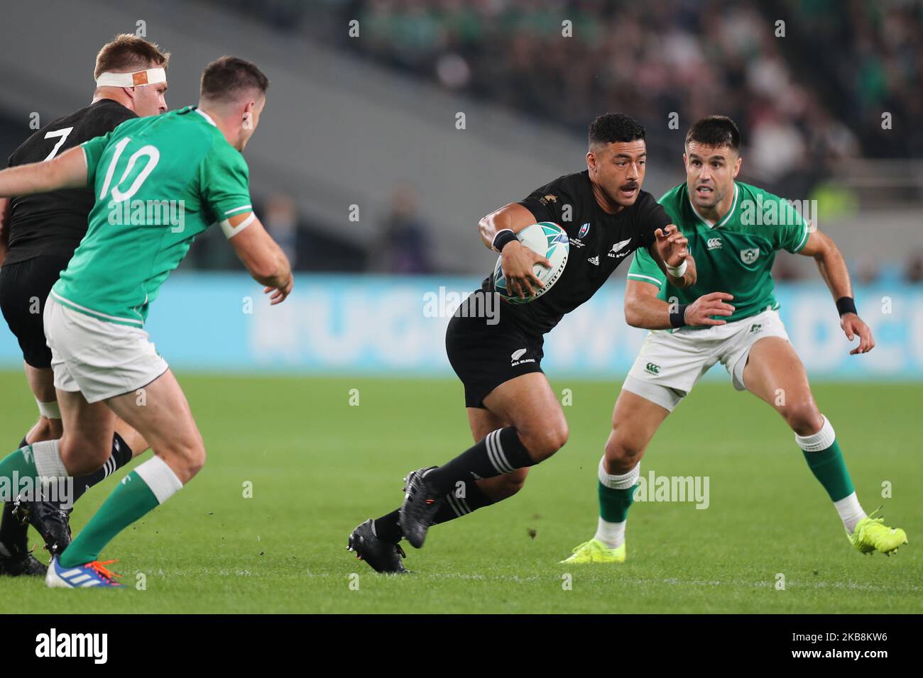 La Nouvelle-Zélande vole à moitié Richie Mo'unga lors du match de finale de la coupe du monde de rugby 2019 quarts entre la Nouvelle-Zélande et l'Irlande au stade de Tokyo sur 19 octobre 2019 à Chofu, Tokyo, Japon. (Photo par Alessandro Di Ciommo/NurPhoto) Banque D'Images