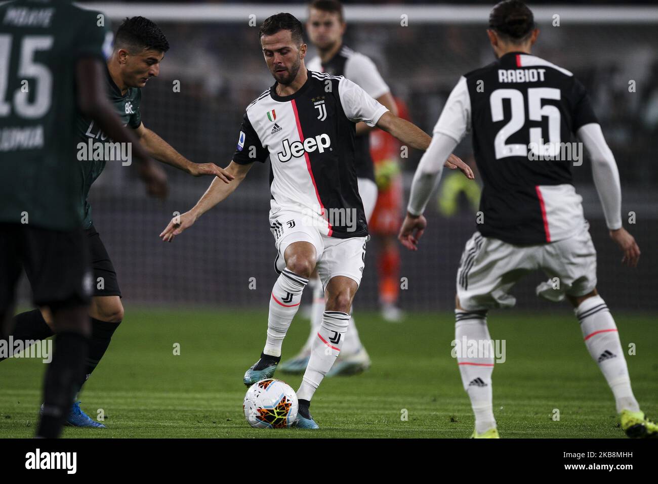 Juventus milieu de terrain Miralem Pjanic (5) en action pendant la série Un match de football n.8 JUVENTUS - BOLOGNE sur 19 octobre 2019 au stade Allianz de Turin, Piémont, Italie. Résultat final: Juventus-Bologna 2-1.(photo de Matteo Bottanelli/NurPhoto) Banque D'Images