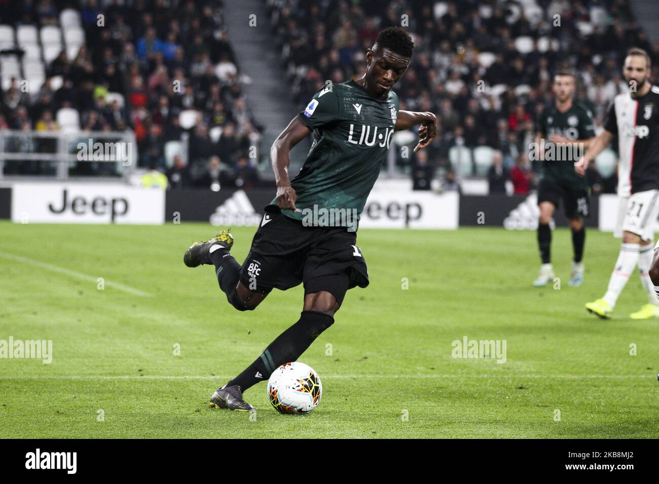 Le défenseur de Bologne Ibrahima Mbaye (15) en action pendant le match de football de la série A n.8 JUVENTUS - BOLOGNE sur 19 octobre 2019 au stade Allianz de Turin, Piémont, Italie. Résultat final: Juventus-Bologna 2-1.(photo de Matteo Bottanelli/NurPhoto) Banque D'Images