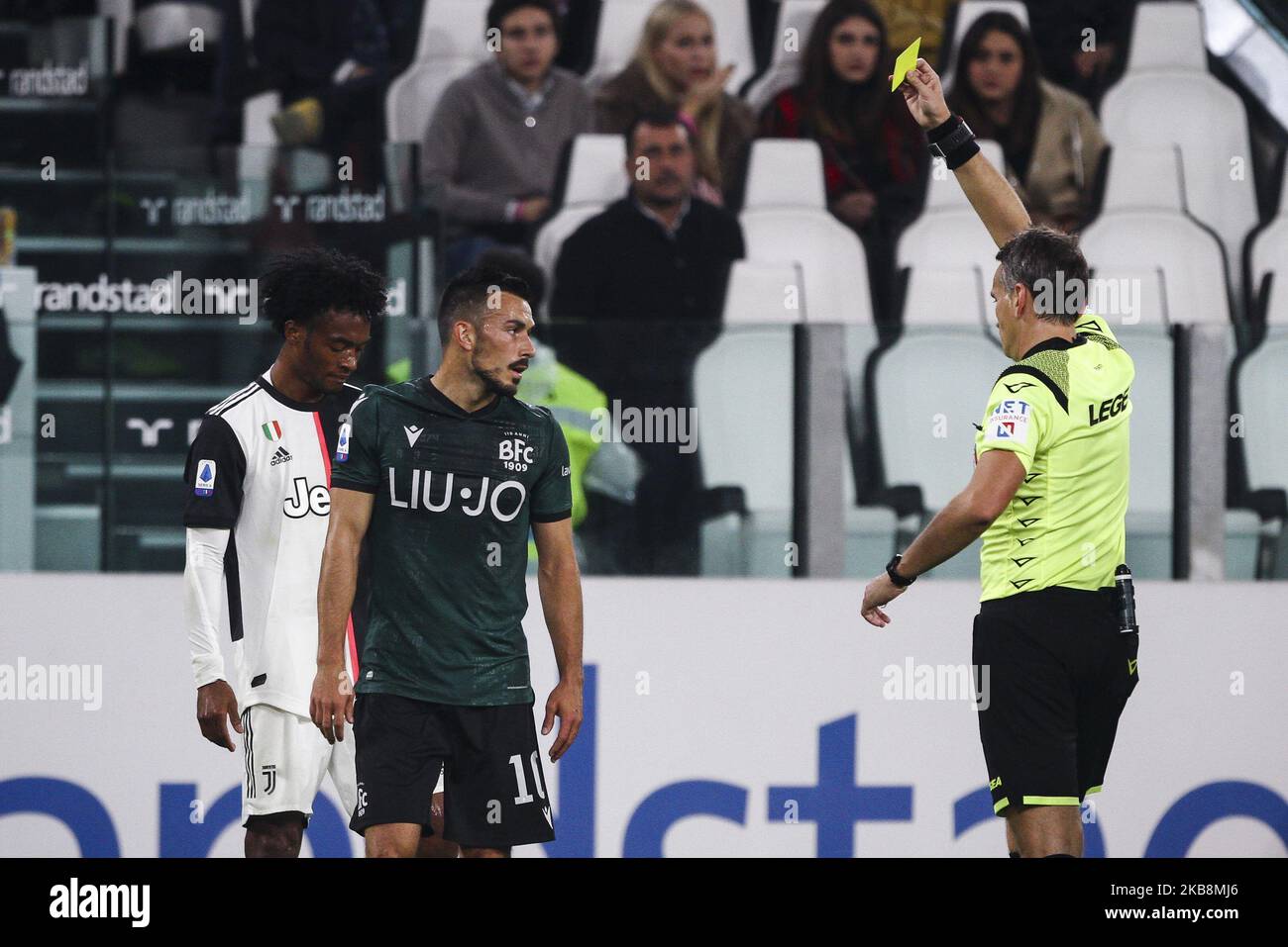 L'avant de Bologne Nicola Sansone (10) est présenté une carte jaune par l'arbitre Massimiliano Irrati lors de la série A football match n.8 JUVENTUS - BOLOGNA on 19 octobre 2019 au stade Allianz à Turin, Piémont, Italie. Résultat final: Juventus-Bologna 2-1.(photo de Matteo Bottanelli/NurPhoto) Banque D'Images