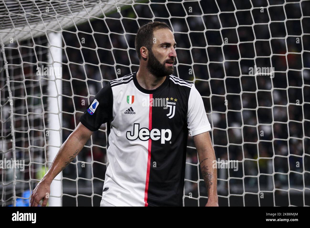 Le joueur de Juventus Gonzalo Higuain (21) regarde pendant le match de football de la série A n.8 JUVENTUS - BOLOGNE sur 19 octobre 2019 au stade Allianz de Turin, Piémont, Italie. Résultat final: Juventus-Bologna 2-1.(photo de Matteo Bottanelli/NurPhoto) Banque D'Images