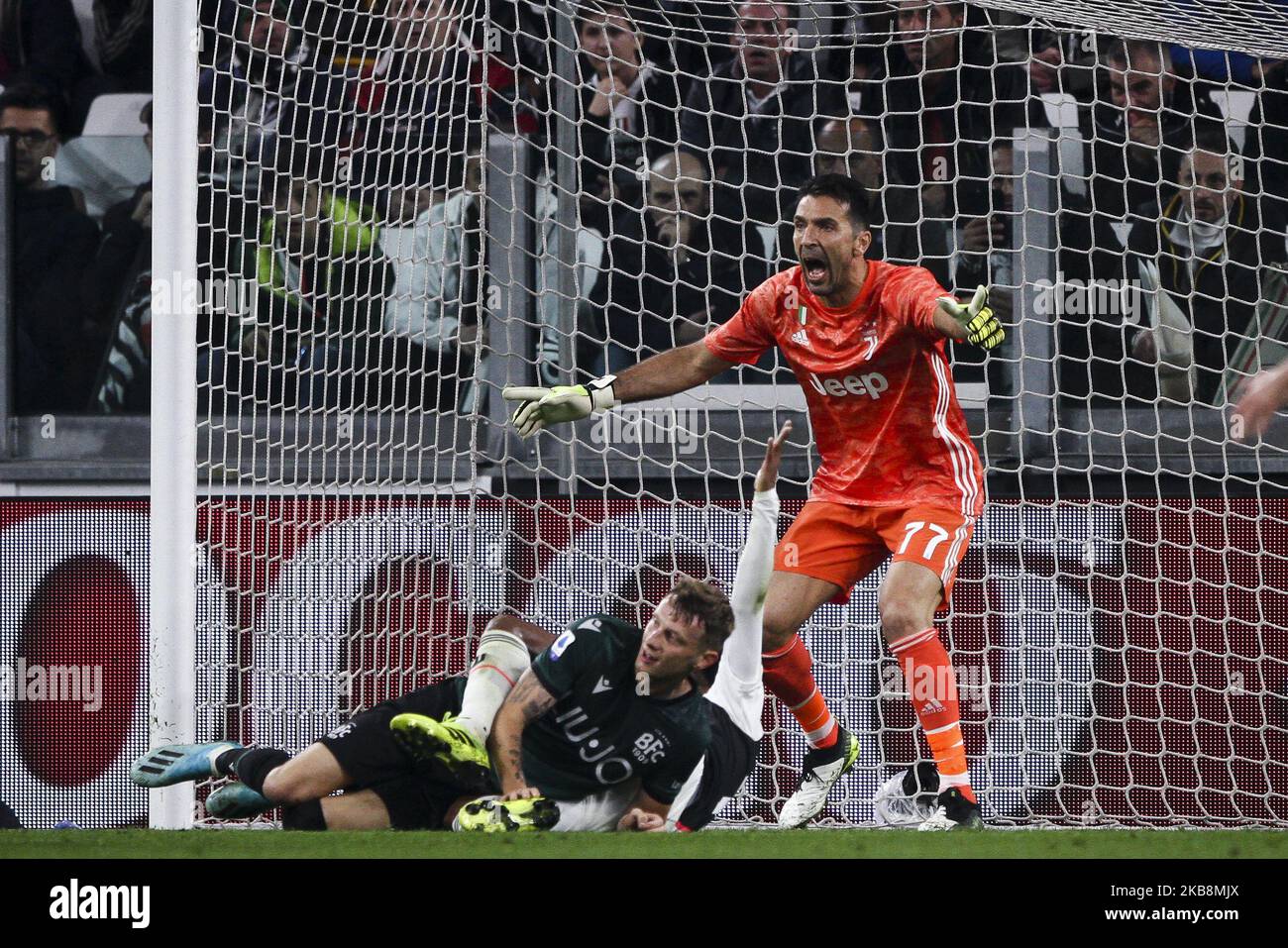 Gardien de but de Juventus Gianluigi Buffon (77) gestes pendant la série Un match de football n.8 JUVENTUS - BOLOGNE sur 19 octobre 2019 au stade Allianz de Turin, Piémont, Italie. Résultat final: Juventus-Bologna 2-1.(photo de Matteo Bottanelli/NurPhoto) Banque D'Images