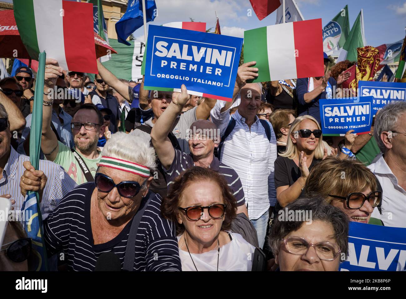 Les gens se rassemblent pour un rassemblement organisé par le parti Lega pour protester contre l'actuel gouvernement italien. Rome, 19th octobre 2019. (Photo de Jacopo Landi/NurPhoto) Banque D'Images