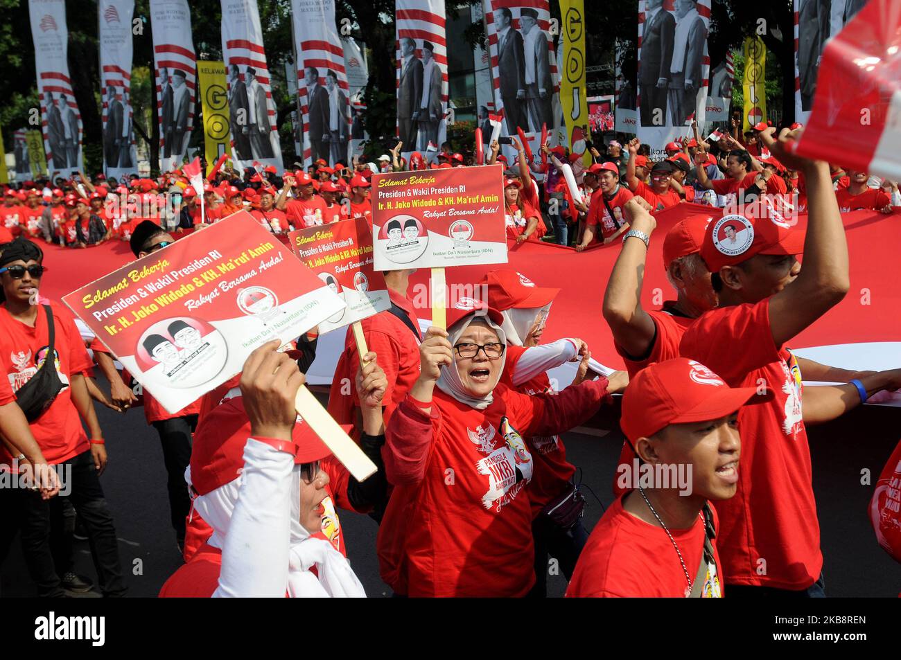 Des volontaires ont démené un drapeau national indonésien géant dans la région de la statue du cheval, Jakarta, le 20,2019 octobre. Avant l'inauguration de Joko Widodo et ma'ruf Amin en tant que président et vice-président dans la période 2019-2024, un certain nombre de volontaires ont défait un drapeau rouge et blanc le long des 200 mètres. (Photo de Dasril Roszandi/NurPhoto) Banque D'Images