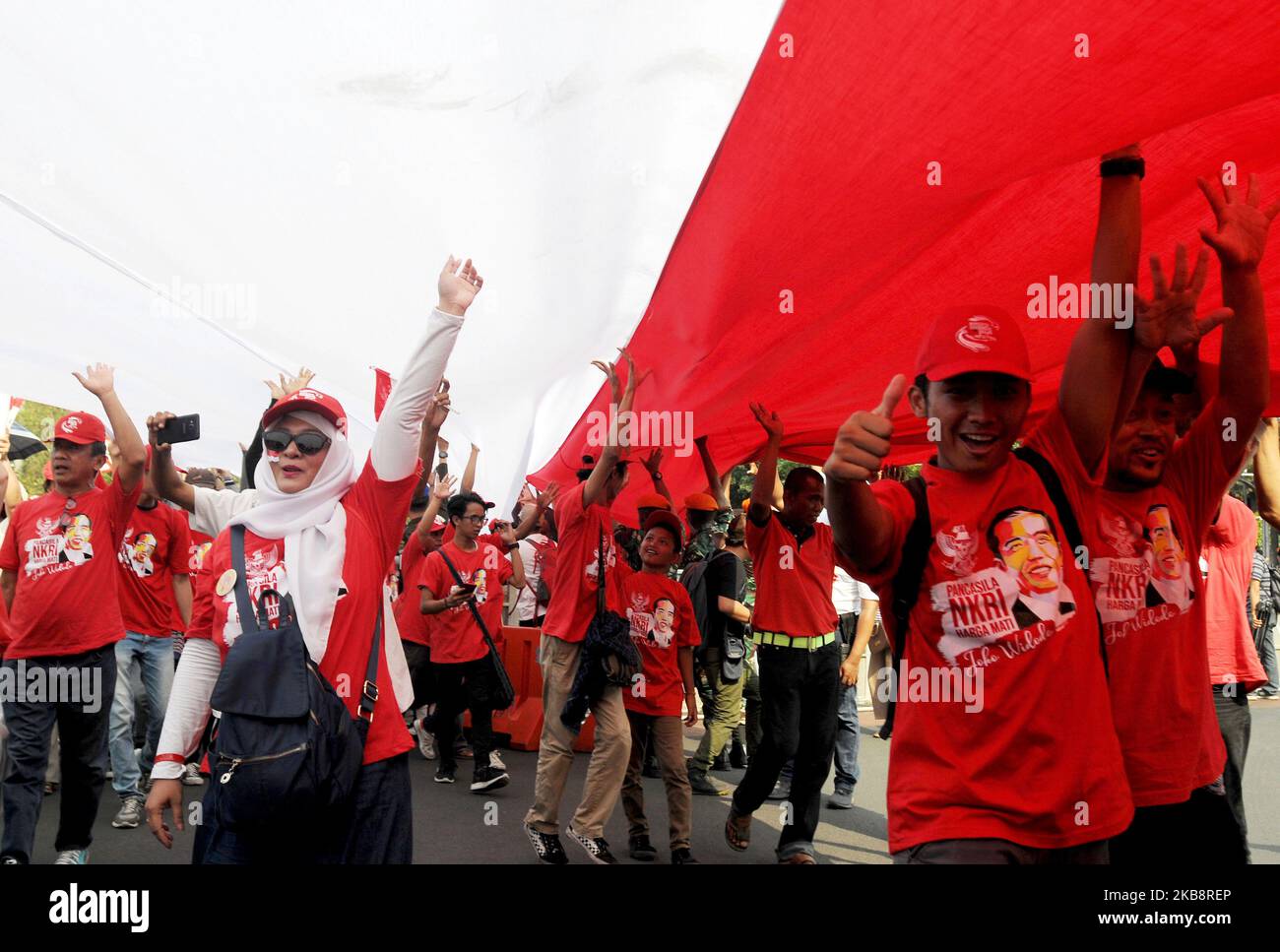 Des volontaires ont démené un drapeau national indonésien géant dans la région de la statue du cheval, Jakarta, le 20,2019 octobre. Avant l'inauguration de Joko Widodo et ma'ruf Amin en tant que président et vice-président dans la période 2019-2024, un certain nombre de volontaires ont défait un drapeau rouge et blanc le long des 200 mètres. (Photo de Dasril Roszandi/NurPhoto) Banque D'Images