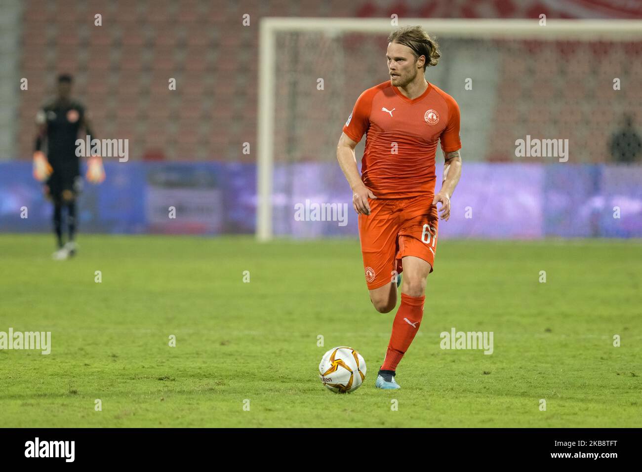 Birkir Bjarnason d'Al Arabi sur le ballon pendant le match de la Ligue des étoiles du QNB contre Al Gharafa sur 20 octobre 2019 au stade du Grand Hamad à Doha, au Qatar. (Photo de Simon Holmes/NurPhoto) Banque D'Images