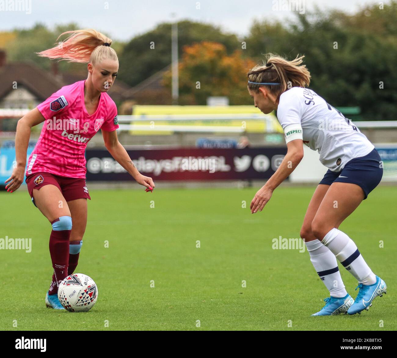 Alisha Lehmann de West Ham United WFC prêt à prendre Jenna Schillachi de Tottenham Hotspur Ladies pendant la coupe continentale entre West Ham United Women et Tottenham Hotspur au stade Rush Green sur 20 octobre 2019 à Dagenham, Angleterre (photo par action Foto Sport/NurPhoto) Banque D'Images