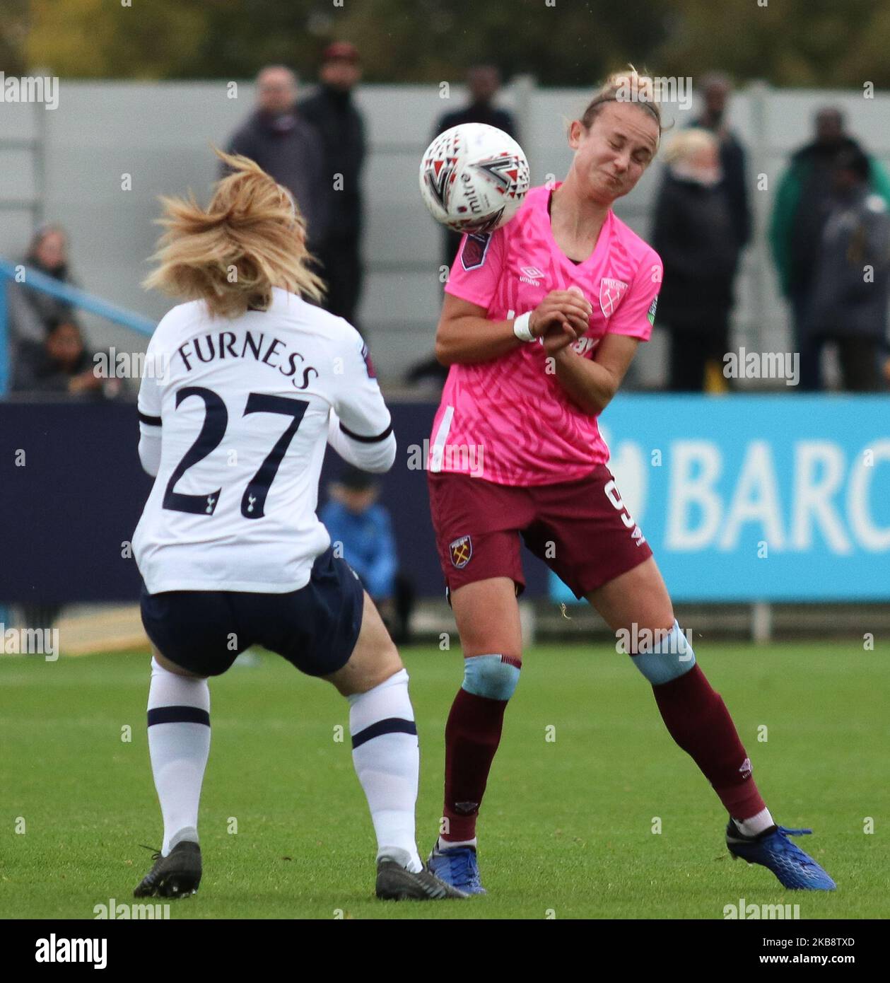 Martha Thomas de West Ham United WFC frapper le ballon avec son épaule pendant la coupe continentale entre West Ham United Women et Tottenham Hotspur au stade Rush Green sur 20 octobre 2019 à Dagenham, Angleterre (photo par action Foto Sport/NurPhoto) Banque D'Images