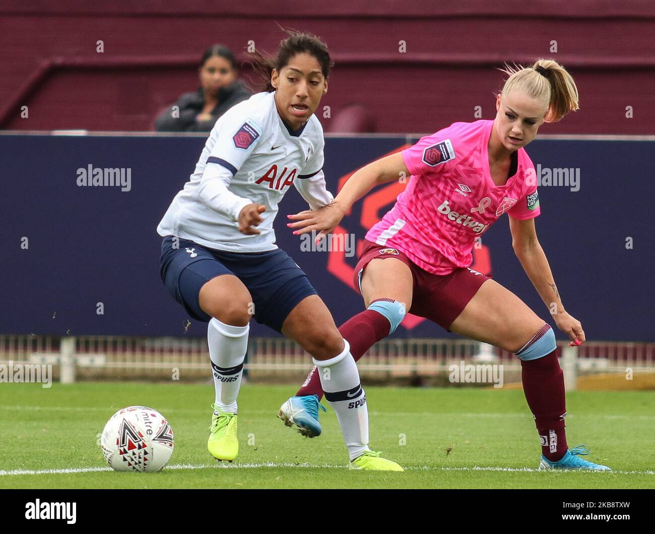 Alisha Lehmann de West Ham United WFC aller à l'attaque sur Lucia Leon de Tottenham Hotspur Dames pendant la coupe continentale entre West Ham United Women et Tottenham Hotspur au stade Rush Green sur 20 octobre 2019 à Dagenham, Angleterre (photo par action Foto Sport/NurPhoto) Banque D'Images