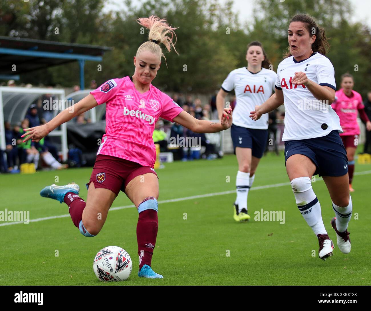 Alisha Lehmann de West Ham United WFC croisant dans le ballon pendant la coupe continentale entre West Ham United Women et Tottenham Hotspur au stade Rush Green sur 20 octobre 2019 à Dagenham, Angleterre (photo par action Foto Sport/NurPhoto) Banque D'Images