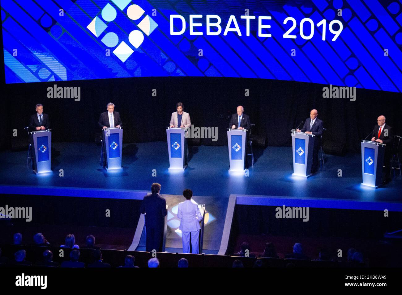 Les candidats à la présidence pendant le débat, Nicolas del Cano, Roberto Lavagna Président en exercice Mauricio Macri, Alberto Fernandez, Juan Jose Gomez Centurion et Jose Luis Espert lors de leur participation au débat ''Argentine debat 2019''' à Buenos Aires, en Argentine, le dimanche 20 octobre 2019. (Photo par Federico Rotter/NurPhoto) Banque D'Images