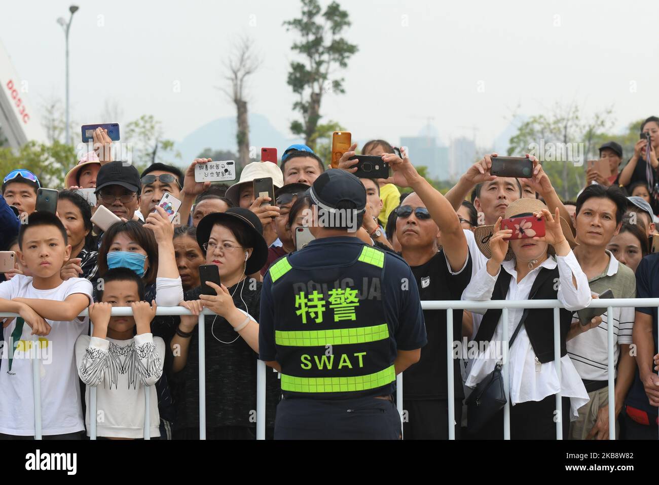Un membre de l'unité des armes et tactiques spéciales de Beijing (SWAT) s'occupe de la sécurité à la ligne d'arrivée de la cinquième étape, 212,5km Liuzhou à Guilin, de l'édition 3rd du Cyclisme Tour de Guangxi 2019, . Lundi, 21 octobre 2019, à Guilin, dans la région de Guangxi, Chine. (Photo par Artur Widak/NurPhoto) Banque D'Images