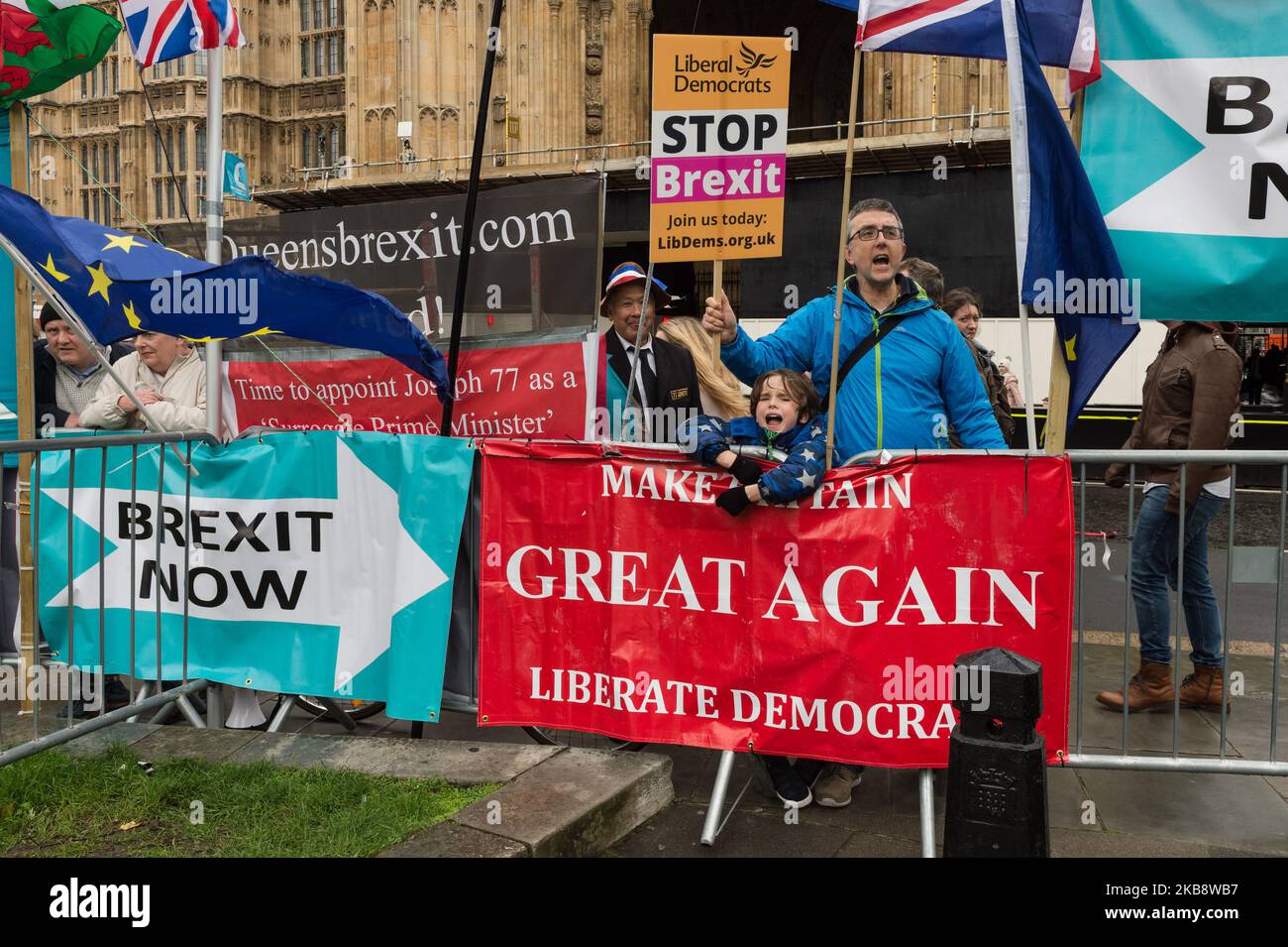 Des manifestants pro-UE protestent devant les chambres du Parlement le 21 mai 2019 à Londres, en Angleterre. Aujourd'hui, le gouvernement va tenter de voter sur l'accord de retrait de l'UE de Boris Johnson après que les députés aient désarréé samedi leur soutien à l'accord visant à empêcher un Brexit sans accord le 31st octobre, obligeant le Premier ministre à écrire une lettre demandant une prolongation de la part de l'UE. (Photo de Wiktor Szymanowicz/NurPhoto) Banque D'Images