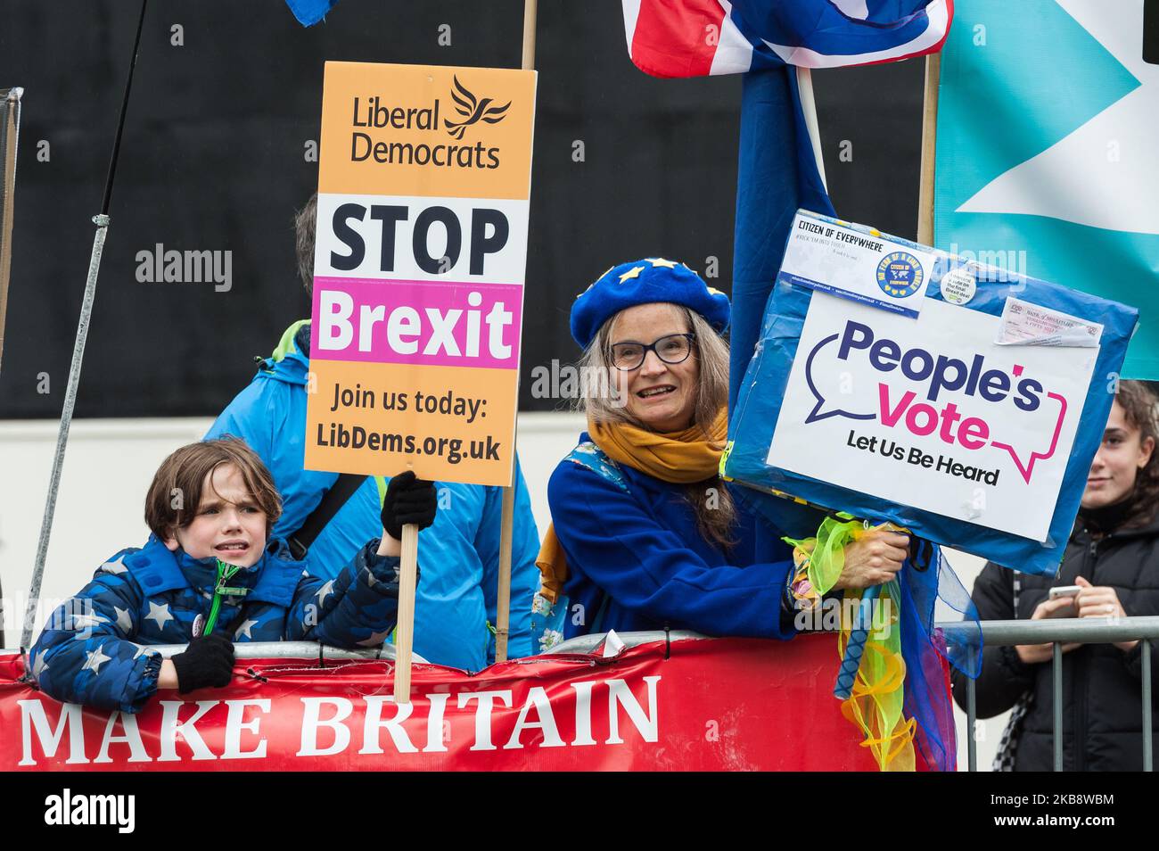 Des manifestants pro-UE protestent devant les chambres du Parlement le 21 mai 2019 à Londres, en Angleterre. Aujourd'hui, le gouvernement va tenter de voter sur l'accord de retrait de l'UE de Boris Johnson après que les députés aient désarréé samedi leur soutien à l'accord visant à empêcher un Brexit sans accord le 31st octobre, obligeant le Premier ministre à écrire une lettre demandant une prolongation de la part de l'UE. (Photo de Wiktor Szymanowicz/NurPhoto) Banque D'Images