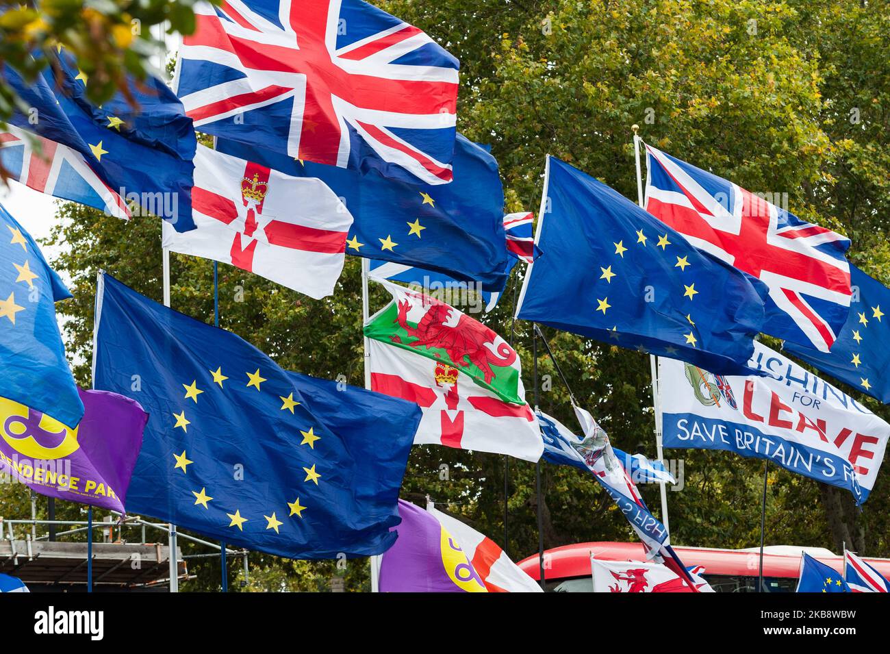 Les drapeaux Pro-eu et Union Jack sont exposés devant les chambres du Parlement le 21 mai 2019 à Londres, en Angleterre. Aujourd'hui, le gouvernement va tenter de voter sur l'accord de retrait de l'UE de Boris Johnson après que les députés aient désarréé samedi leur soutien à l'accord visant à empêcher un Brexit sans accord le 31st octobre, obligeant le Premier ministre à écrire une lettre demandant une prolongation de la part de l'UE. (Photo de Wiktor Szymanowicz/NurPhoto) Banque D'Images
