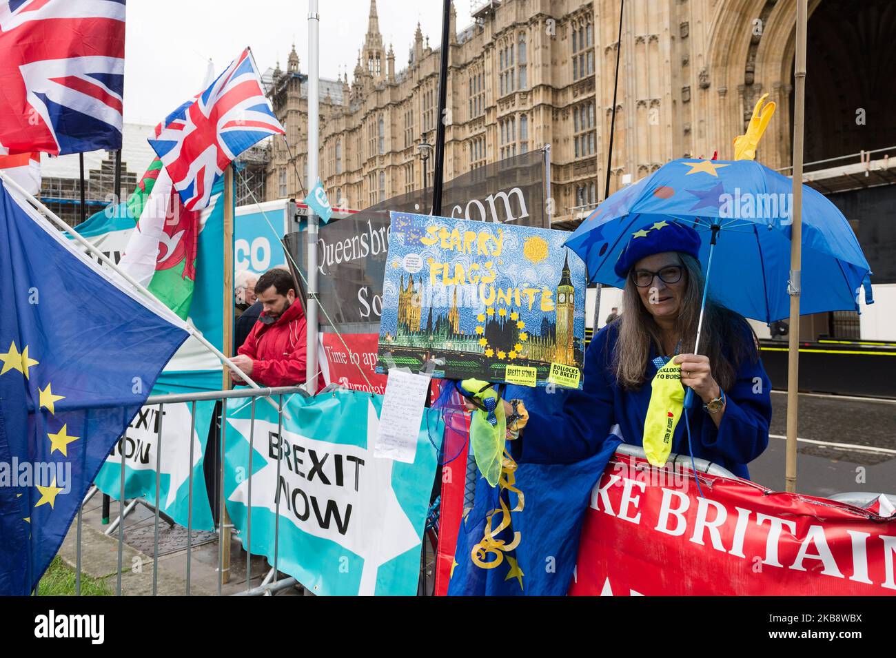 Des manifestants pro-UE protestent devant les chambres du Parlement le 21 mai 2019 à Londres, en Angleterre. Aujourd'hui, le gouvernement va tenter de voter sur l'accord de retrait de l'UE de Boris Johnson après que les députés aient désarréé samedi leur soutien à l'accord visant à empêcher un Brexit sans accord le 31st octobre, obligeant le Premier ministre à écrire une lettre demandant une prolongation de la part de l'UE. (Photo de Wiktor Szymanowicz/NurPhoto) Banque D'Images