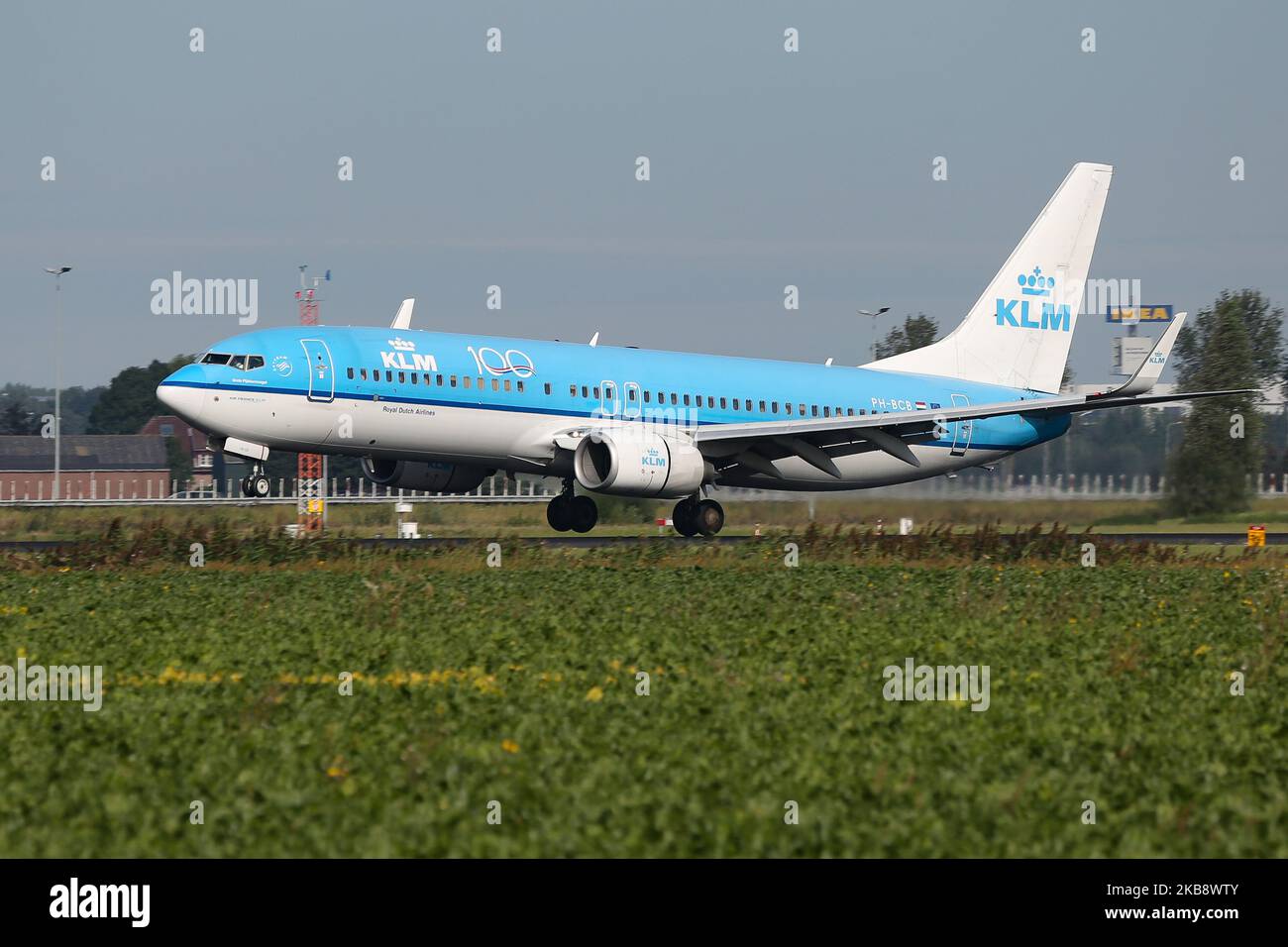 Boeing 737-800 de KLM Royal Dutch Airlines tel qu'observé lors de l'atterrissage d'approche finale à l'aéroport international d'Amsterdam Schiphol AMS EHAM aux pays-Bas. L'avion de B737 passagers a l'enregistrement pH-BCB, 2x moteurs CFMI CFM56, le nom Grote Pijlstormvogel / Great Shearwater et un autocollant pour le 100 ans anniversaire de la compagnie aérienne. KLM Royal Dutch Airlines, légalement Koninklijke Luchtvaart Maatschappij N.V. est la plus ancienne compagnie aérienne au monde, membre de l'alliance aérienne SkyTeam et appartient au groupe Air France-KLM. (Photo de Nicolas Economou/NurPhoto) Banque D'Images