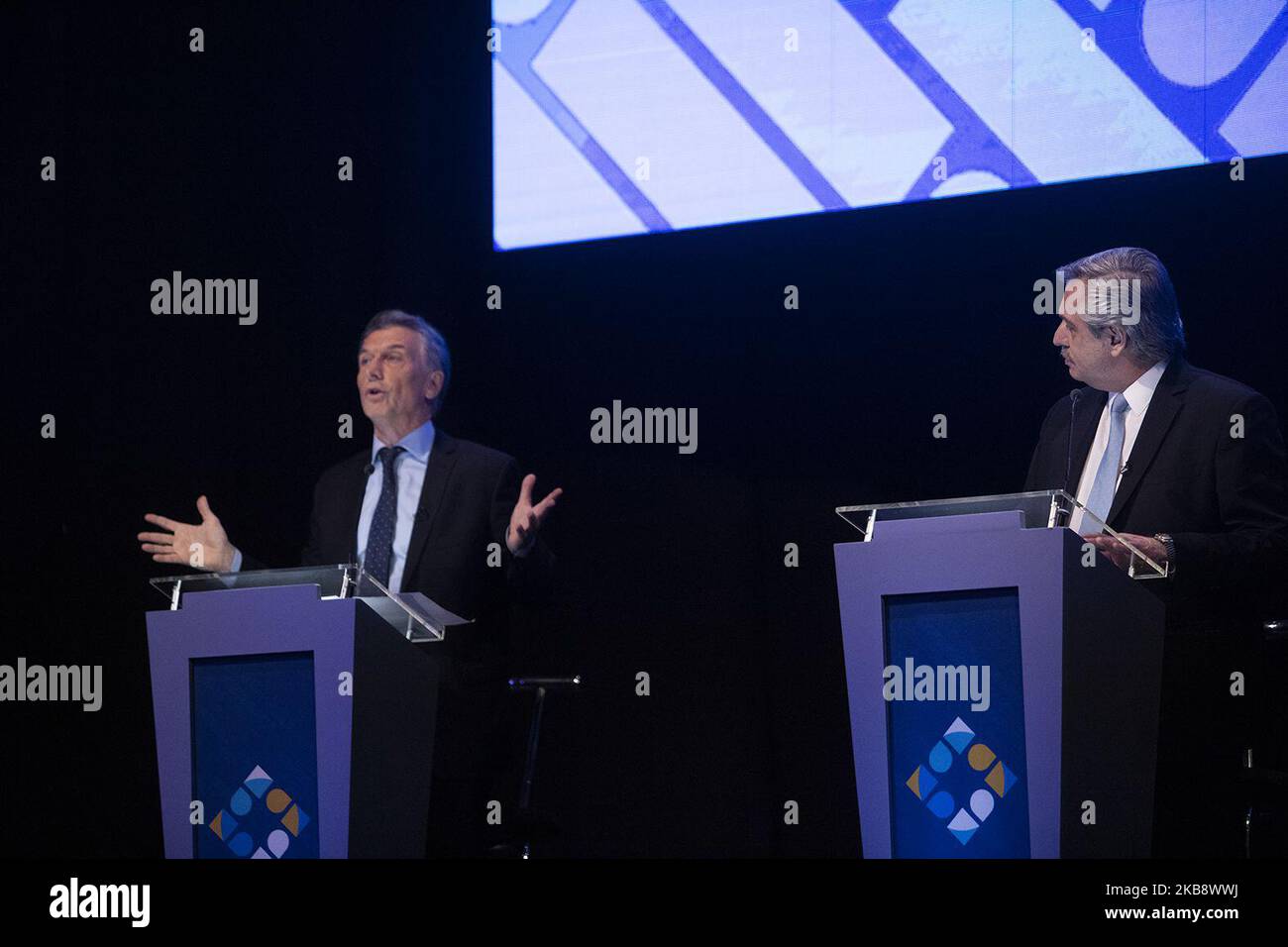 Mauricio Macri, président argentin, à gauche, parle tandis que Alberto Fernandez, candidat à la présidence du parti Frente de Todos, écoute lors d'un débat de candidat à la présidence à Buenos Aires, en Argentine, le dimanche 20 octobre 2019. (Photo de MatÃ­as Baglietto/NurPhoto) Banque D'Images