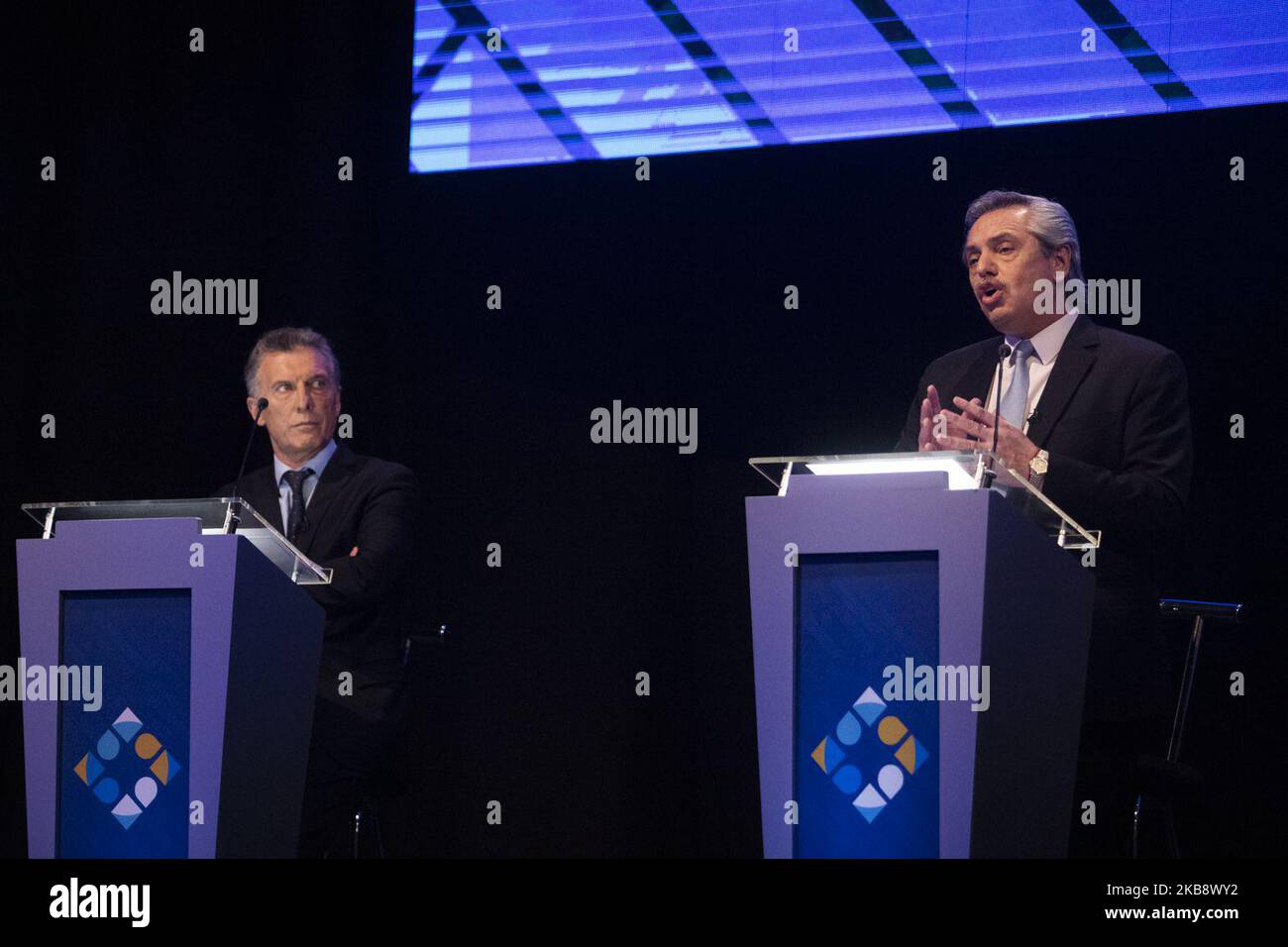 Mauricio Macri, président argentin, à gauche, écoute tandis que Alberto Fernandez, candidat à la présidence du parti Frente de Todos, parle lors d'un débat de candidat à la présidence à Buenos Aires, en Argentine, le dimanche 20 octobre 2019. (Photo de Matías Baglietto/NurPhoto) Banque D'Images