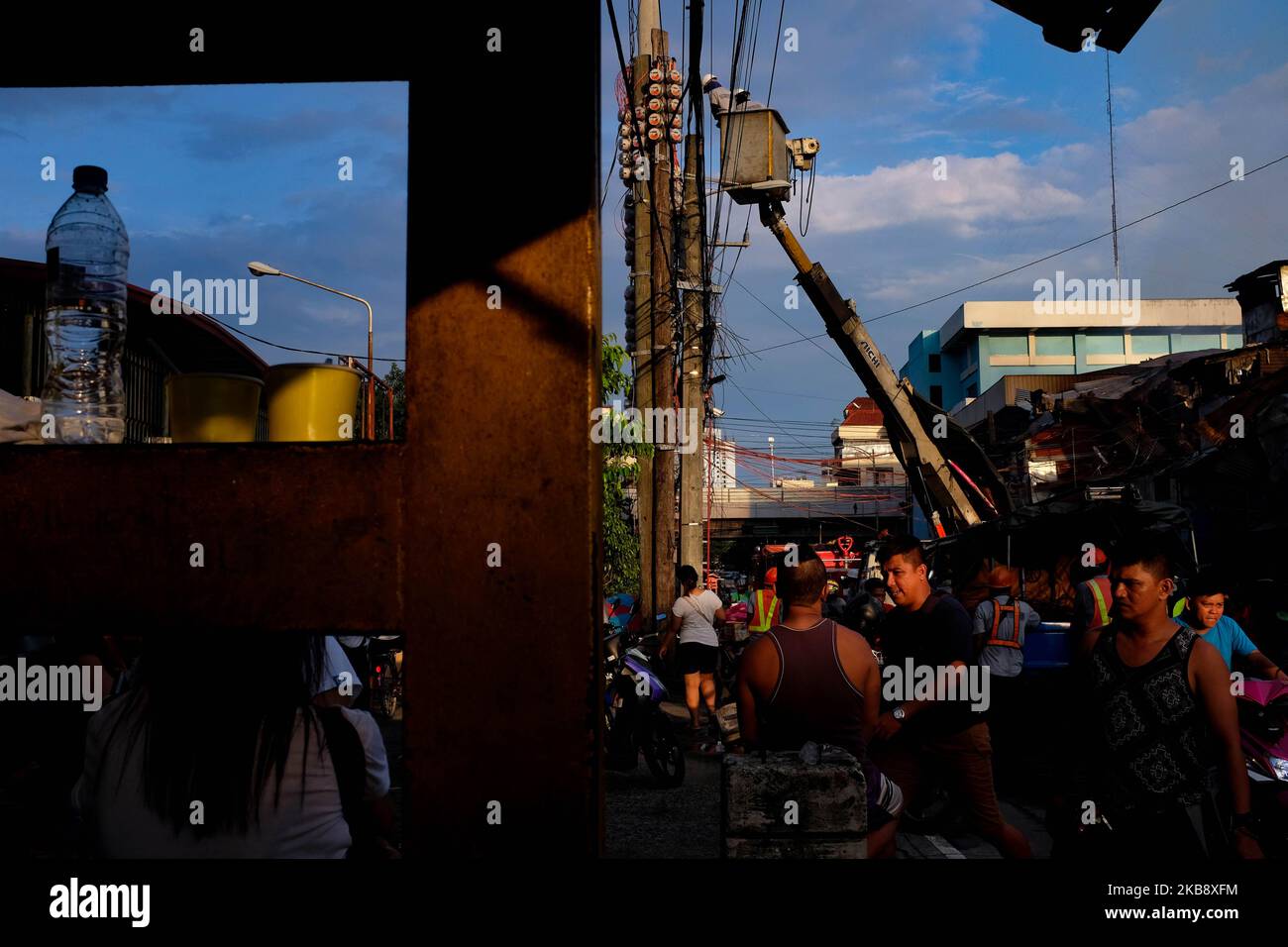 Des hommes de ligne ont coupé des fils électriques après un incendie qui a englouti un quartier résidentiel à côté du Bureau de la protection incendie de Manille, à l'angle de la rue Quiricada, avenue Rizal, à Sta. Cruz Manille sur 22 octobre 2019. L'incendie qui a atteint la Force opérationnelle Bravo a commencé vers 11 h 50 et a été placé sous contrôle à 1 h 36pm. Bien qu'il n'y ait pas eu de victimes, on a estimé que les dommages étaient de P800 000 264 déplacés de familles. (Photo de George Calvelo/NurPhoto) Banque D'Images