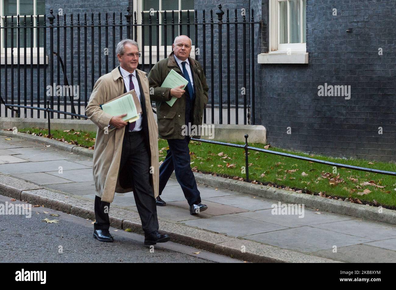 Le député Iain Duncan Smith (R) et le député Owen Paterson (L) quittent Downing Street dans le centre de Londres en tant que membres du Groupe européen de recherche (GRE) ont rencontré le Premier ministre Boris Johnson le 22 octobre 2019 à Londres, en Angleterre. Aujourd'hui, les députés de la Chambre des communes débattent et votent sur le projet de loi sur l'Accord de retrait de l'Union européenne, connu sous le nom de deuxième lecture et sur la motion de programme du projet de Boris Johnson visant à achever la législation sur le Brexit dans les trois jours. (Photo de Wiktor Szymanowicz/NurPhoto) Banque D'Images