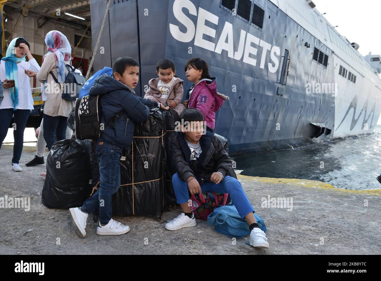 Les demandeurs d'asile de l'île surpeuplée de Samos arrivent à bord du ferry Paros Jet au port d'Elefsis pour être transportés dans des camps en Grèce continentale le 22 octobre 2019. (Photo de Nicolas Koutsokostas/NurPhoto) Banque D'Images