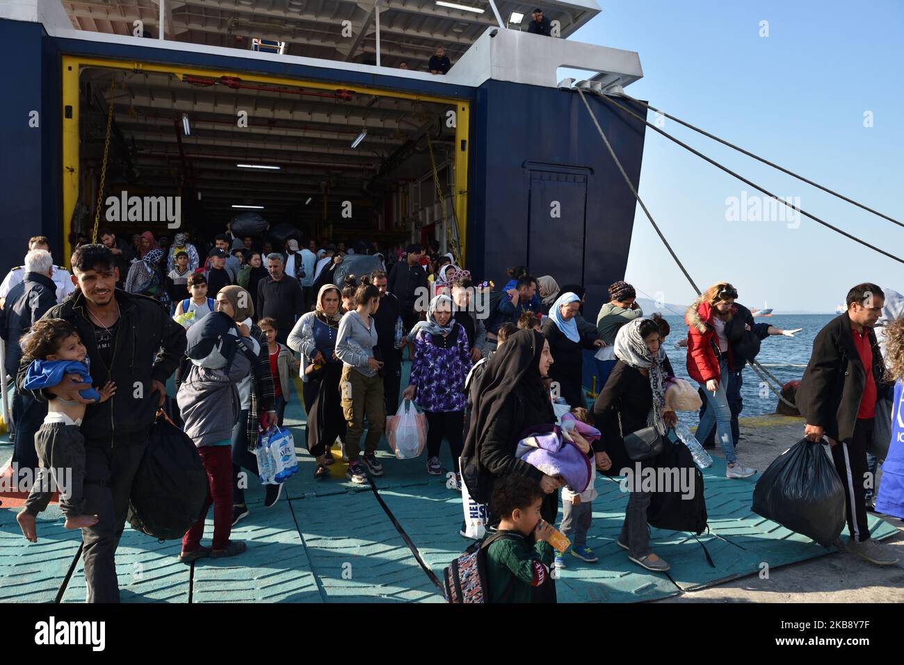 Les demandeurs d'asile de l'île surpeuplée de Samos arrivent à bord du ferry Paros Jet au port d'Elefsis pour être transportés dans des camps en Grèce continentale le 22 octobre 2019. (Photo de Nicolas Koutsokostas/NurPhoto) Banque D'Images
