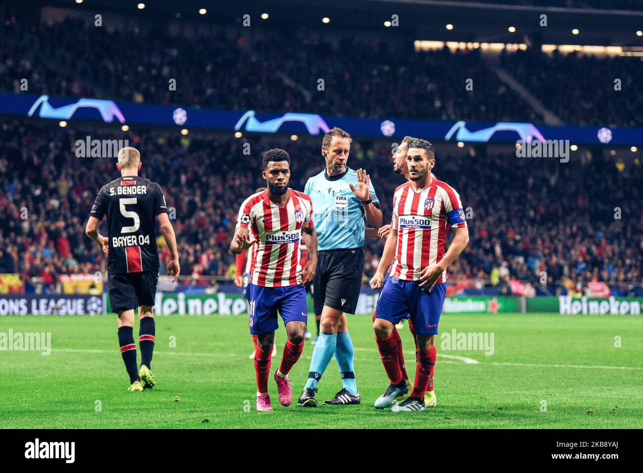 Sven Bender, Thomas Lemar et Koke lors du match de la Ligue des champions de l'UEFA entre Atletico de Madrid et Bayer 04 Leverkusen à Wanda Metropolitano sur 22 octobre 2019 à Madrid, Espagne . (Photo de Rubén de la Fuente Pérez/NurPhoto) Banque D'Images