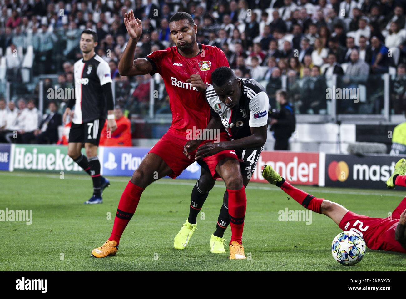 Le défenseur Bayer Leverkusen Jonathan Tah (4) s'attaque à Blaise Matuidi, milieu de terrain de Juventus, (14), lors du match de football de groupe de la Ligue des champions de l'UEFA n.2 JUVENTUS - BAYER LEVERKUSEN sur 01 octobre 2019 au stade Allianz de Turin, Piémont, Italie. Résultat final : Juventus-Bayer Leverkusen 3-0. (Photo de Matteo Bottanelli/NurPhoto) Banque D'Images