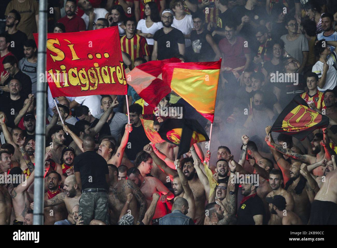 Les fans de Lecce fêtent la victoire lors du match de football de la série A n.3 TURIN - LECCE sur 16 septembre 2019 au Stadio Olimpico Grande Turin à Turin, Piémont, Italie. Résultat final: Torino-Lecce 1-2. (Photo de Matteo Bottanelli/NurPhoto) Banque D'Images