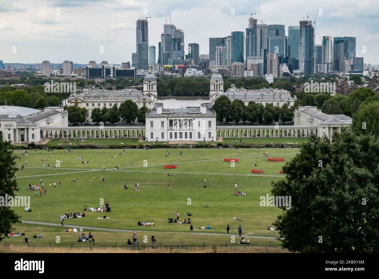 Canary Wharf vu dans une vue panoramique épique et nuageux, Maritime Museum, Old Royal Naval College et London Skyline depuis Greenwich Park pendant la journée à Londres en Angleterre. Canary Wharf est un quartier financier et d'affaires central secondaire de Londres, avec de nombreuses banques situées là, gratte-ciel et beaucoup en construction avec l'architecture moderne haut avec des bâtiments de façade en verre. (Photo de Nicolas Economou/NurPhoto) Banque D'Images