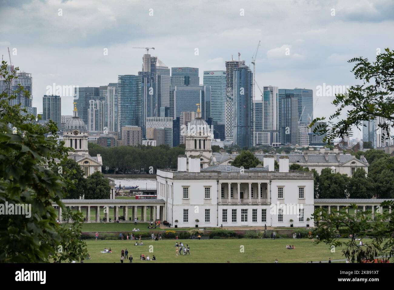 Canary Wharf vu dans une vue panoramique épique et nuageux, Maritime Museum, Old Royal Naval College et London Skyline depuis Greenwich Park pendant la journée à Londres en Angleterre. Canary Wharf est un quartier financier et d'affaires central secondaire de Londres, avec de nombreuses banques situées là, gratte-ciel et beaucoup en construction avec l'architecture moderne haut avec des bâtiments de façade en verre. (Photo de Nicolas Economou/NurPhoto) Banque D'Images
