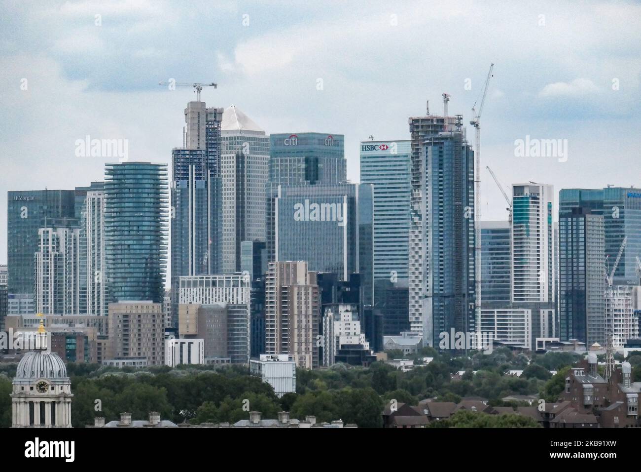 Canary Wharf vu dans une vue panoramique épique et nuageux, Maritime Museum, Old Royal Naval College et London Skyline depuis Greenwich Park pendant la journée à Londres en Angleterre. Canary Wharf est un quartier financier et d'affaires central secondaire de Londres, avec de nombreuses banques situées là, gratte-ciel et beaucoup en construction avec l'architecture moderne haut avec des bâtiments de façade en verre. (Photo de Nicolas Economou/NurPhoto) Banque D'Images