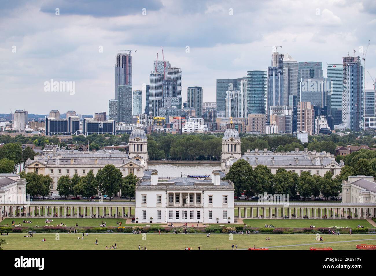 Canary Wharf vu dans une vue panoramique épique et nuageux, Maritime Museum, Old Royal Naval College et London Skyline depuis Greenwich Park pendant la journée à Londres en Angleterre. Canary Wharf est un quartier financier et d'affaires central secondaire de Londres, avec de nombreuses banques situées là, gratte-ciel et beaucoup en construction avec l'architecture moderne haut avec des bâtiments de façade en verre. (Photo de Nicolas Economou/NurPhoto) Banque D'Images