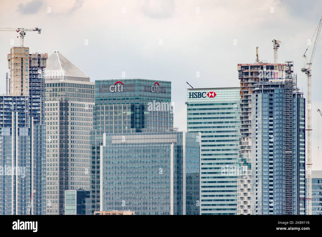 Canary Wharf vu dans une vue panoramique épique et nuageux, Maritime Museum, Old Royal Naval College et London Skyline depuis Greenwich Park pendant la journée à Londres en Angleterre. Canary Wharf est un quartier financier et d'affaires central secondaire de Londres, avec de nombreuses banques situées là, gratte-ciel et beaucoup en construction avec l'architecture moderne haut avec des bâtiments de façade en verre. (Photo de Nicolas Economou/NurPhoto) Banque D'Images