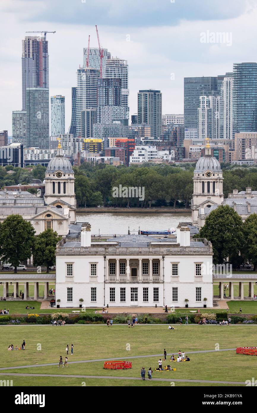 Canary Wharf vu dans une vue panoramique épique et nuageux, Maritime Museum, Old Royal Naval College et London Skyline depuis Greenwich Park pendant la journée à Londres en Angleterre. Canary Wharf est un quartier financier et d'affaires central secondaire de Londres, avec de nombreuses banques situées là, gratte-ciel et beaucoup en construction avec l'architecture moderne haut avec des bâtiments de façade en verre. (Photo de Nicolas Economou/NurPhoto) Banque D'Images
