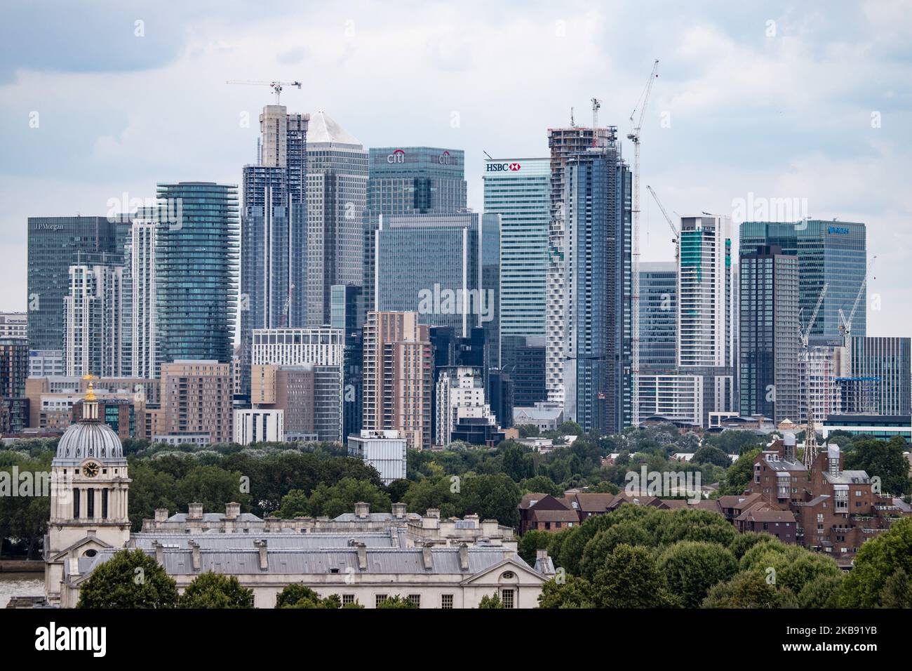 Canary Wharf vu dans une vue panoramique épique et nuageux, Maritime Museum, Old Royal Naval College et London Skyline depuis Greenwich Park pendant la journée à Londres en Angleterre. Canary Wharf est un quartier financier et d'affaires central secondaire de Londres, avec de nombreuses banques situées là, gratte-ciel et beaucoup en construction avec l'architecture moderne haut avec des bâtiments de façade en verre. (Photo de Nicolas Economou/NurPhoto) Banque D'Images