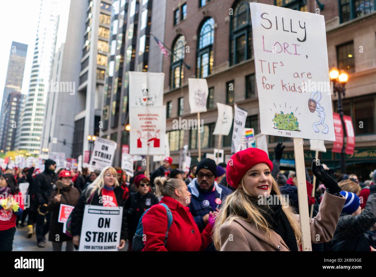 Des enseignants en grève, le personnel de l'école et leurs partisans marchent jusqu'à l'hôtel de ville de Chicago où le maire Lori Lightfoot a prononcé son discours sur le budget devant le conseil municipal de 23 octobre 2019. (Photo de Max Herman/NurPhoto) Banque D'Images