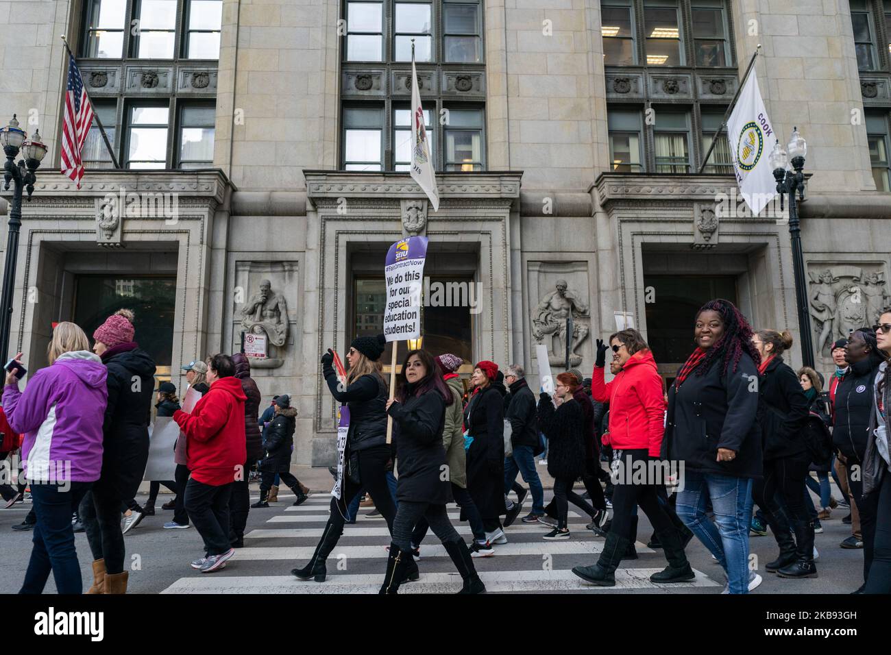 Des enseignants en grève, le personnel de l'école et leurs partisans marchent à l'extérieur de l'hôtel de ville de Chicago, tandis que le maire Lori Lightfoot a donné son discours sur le budget à l'intérieur avant le conseil municipal sur 23 octobre 2019. (Photo de Max Herman/NurPhoto) Banque D'Images