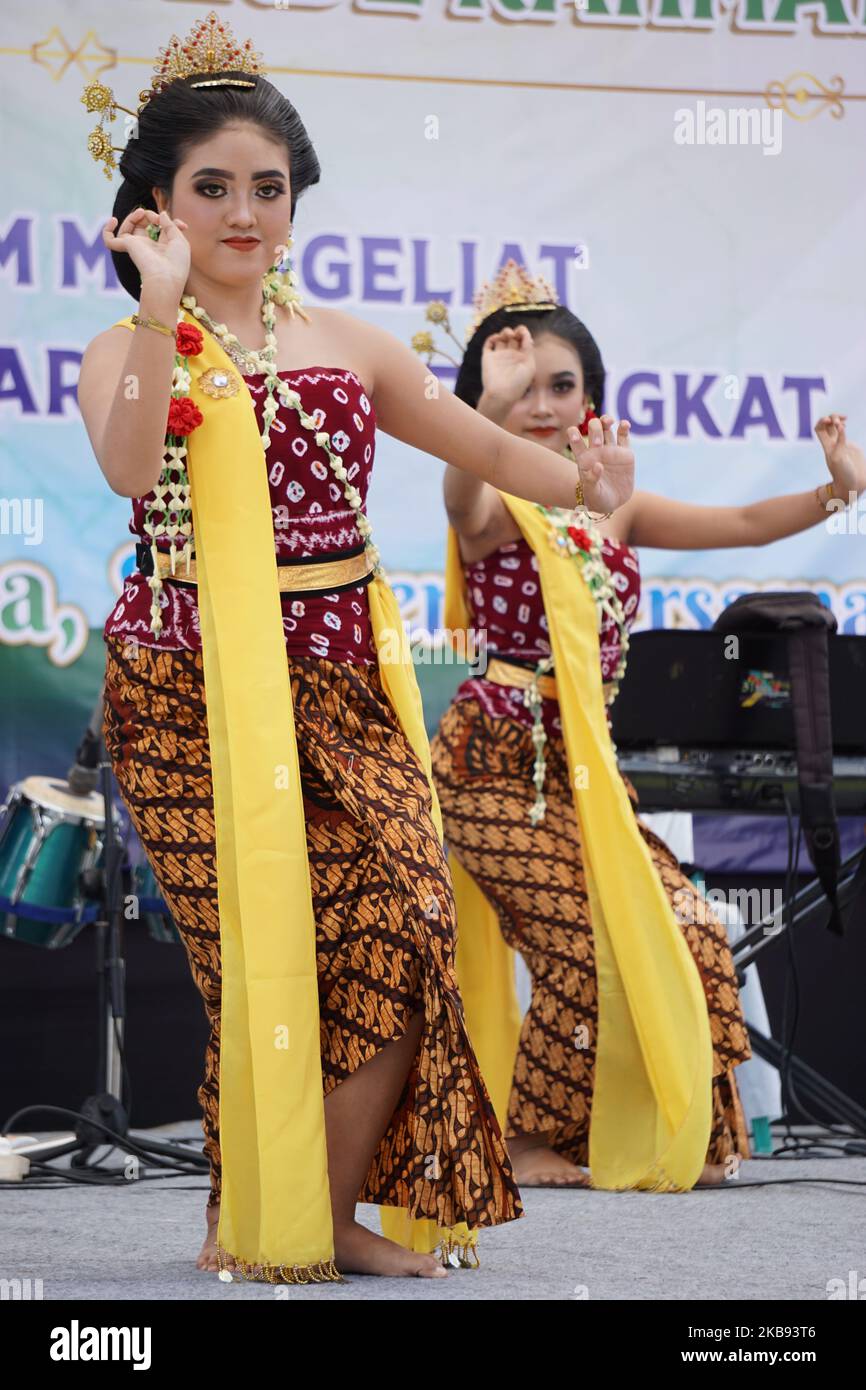 Le javanais effectue la danse traditionnelle indonésienne Banque D'Images