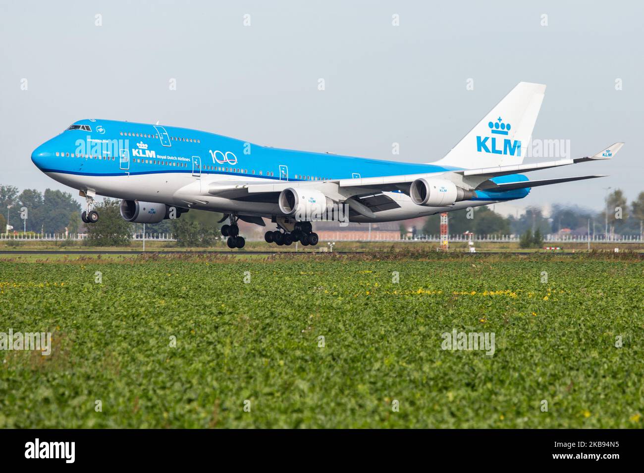 KLM Royal Dutch Airlines Boeing Jumbo Jet 747-400m avion vu lors de l'atterrissage d'approche finale, retouches et fumée de caoutchouc sur la piste Polderbaan 18R/36L depuis les roues des trains d'atterrissage à l'aéroport international d'Amsterdam Schiphol AMS EHAM aux pays-Bas le 16 octobre 2019. L'avion large, lourd, long-courrier 747 ou B744 a l'enregistrement pH-BFT, le nom de Tokyo / ville de Tokyo, a 4x moteurs GE CF6-80 et un autocollant du logo anniversaire de 100 ans sur le fuselage. L'avion de ligne est une variante mixte passager et fret ou Combi. KLM KL la compagnie aérienne Koninklijke Luchtvaart Maatschappij est le pavillon c Banque D'Images