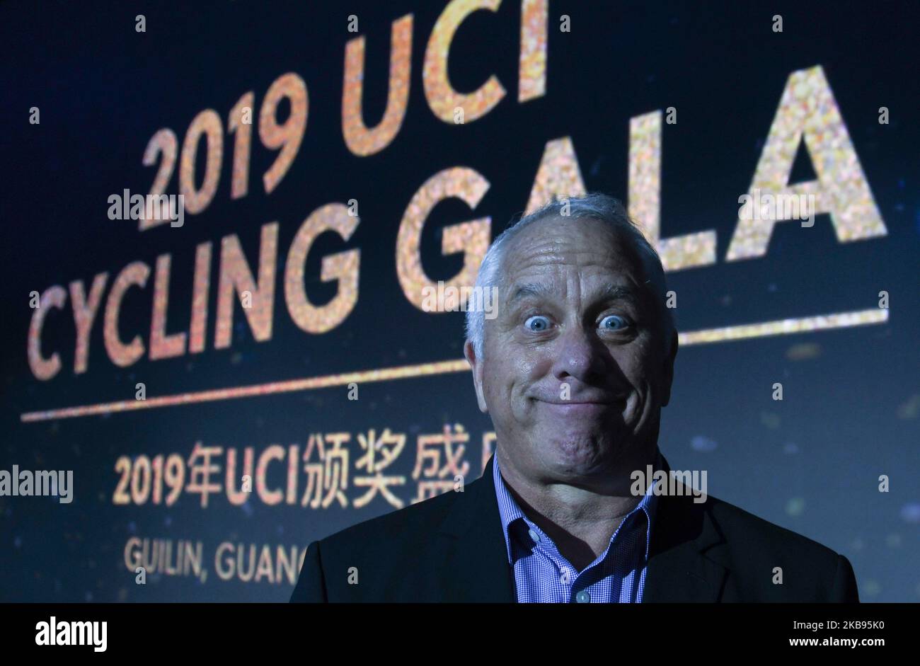 Happy Greg LeMond (USA), après avoir reçu le Trophée du Président de l'UCI pour célébrer l'anniversaire de 30th de ses Championnats du monde de route historiques de l'UCI – Tour de France double, réalisé en 1989, lors du Gala cycliste de l'UCI de 5th à Guilin. Mardi, 22 octobre 2019, à Guilin, dans la région de Guangxi, Chine. (Photo par Artur Widak/NurPhoto) Banque D'Images