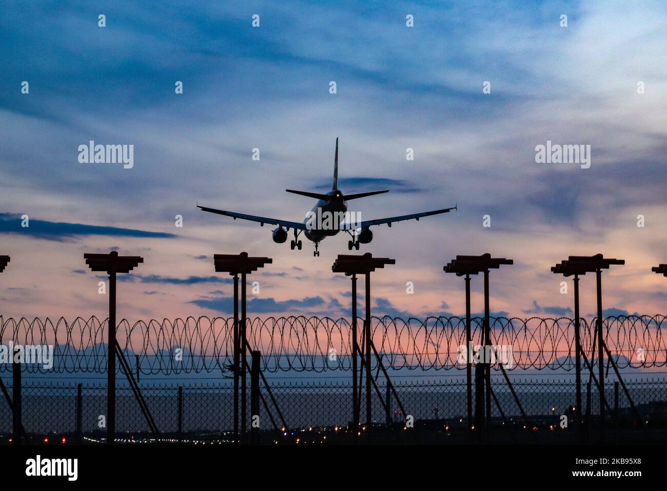 Silhouettes d'avion lors de l'atterrissage d'approche finale, pendant le coucher du soleil, le crépuscule et l'heure magique à la capitale britannique, l'aéroport international de Londres Heathrow EGLL LHR en Angleterre, Royaume-Uni. Les Boeing et Airbus atterrissent sur la piste nord au-dessus des antennes des instruments de radionavigation. (Photo de Nicolas Economou/NurPhoto) Banque D'Images