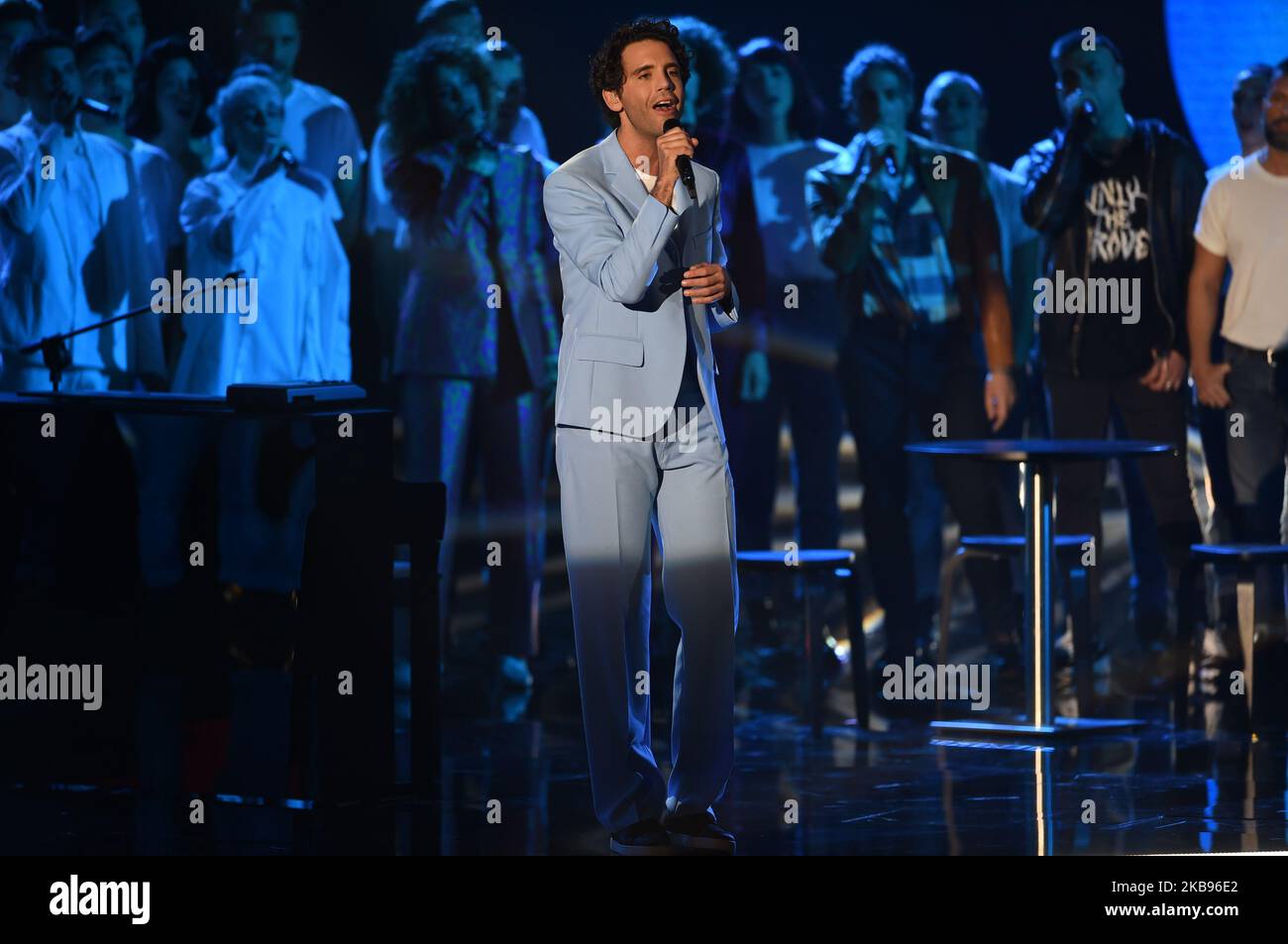 Mika chante lors de la première édition live de 13th de la version italienne du spectacle international de talents X Factor le 24 octobre 2019 à Candy Arena à Monza, Italie. (Photo par Andrea Diodato/NurPhoto) Banque D'Images