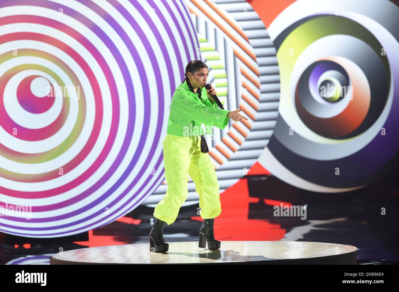 Booda chante lors de la première édition live de 13th de la version italienne du spectacle international de talents X Factor le 24 octobre 2019 à Candy Arena à Monza, Italie. (Photo par Andrea Diodato/NurPhoto) Banque D'Images