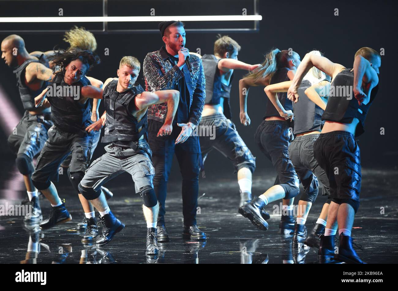 Nicola Cavallaro chante lors de la première édition live de 13th de la version italienne du spectacle international de talents X Factor le 24 octobre 2019 à Candy Arena à Monza, Italie. (Photo par Andrea Diodato/NurPhoto) Banque D'Images